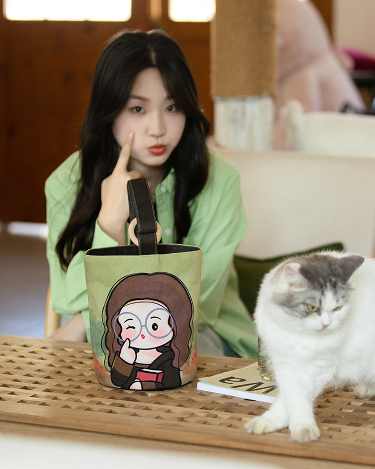 お持ちの画像からオーダーメイドできる、名画をモチーフにしたキャラクター風バケツバッグ。厚手のツイル生地とフリース素材、木製リングをあしらったハンドバッグ。可愛いイラスト入りの携帯収納用ショルダーバッグ