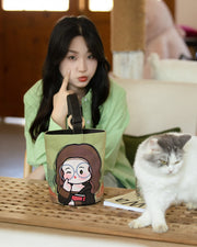 お持ちの画像からオーダーメイドできる、名画をモチーフにしたキャラクター風バケツバッグ。厚手のツイル生地とフリース素材、木製リングをあしらったハンドバッグ。可愛いイラスト入りの携帯収納用ショルダーバッグ
