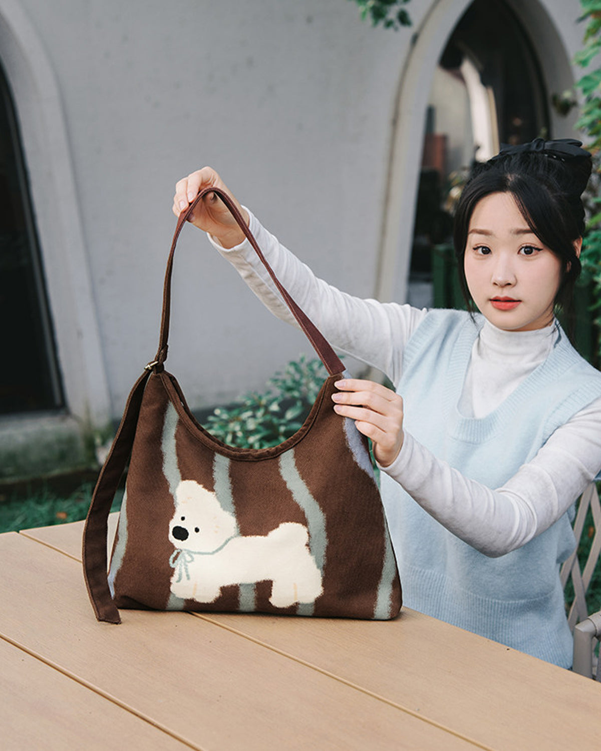 ふわふわな子犬の刺繍入りストライプショルダーバッグ　調節可能なショルダーストラップ付き大容量トートバッグ　カジュアル・通勤用エコバッグ